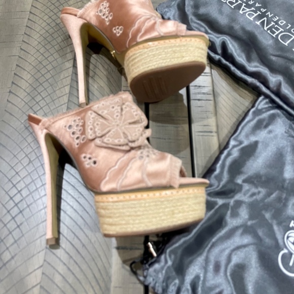 Beautiful, rare Golden Party Satin Mules - Picture 2 of 4